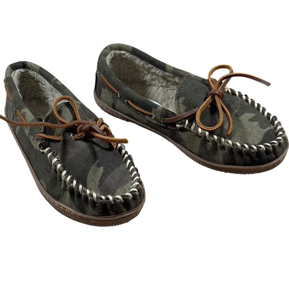 Minnetonka Kids Benson‎ Trapper Green Camo Pile Lined Moccasin Slippers Size 2